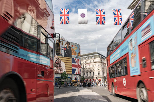 Bus rouges à étage à Piccadilly Circus