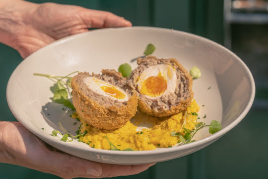 Présentation des spécialités culinaires britanniques en français avec l'incontournable scotch egg