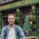 Maxime guide français passionné par l'histoire de pubs anglais