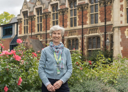 Brigitte Guide française qui assure des visites guidées en français de la ville de Cambridge