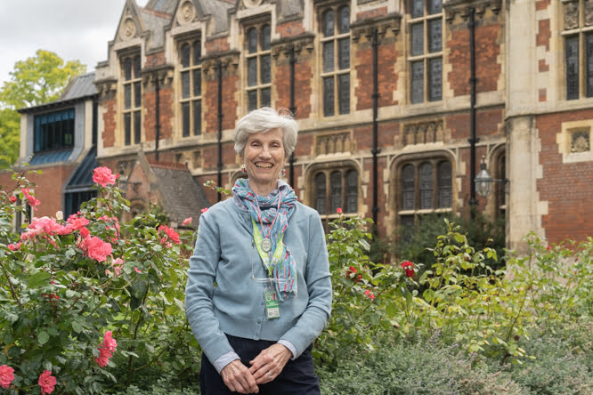 Brigitte Guide française qui assure des visites guidées en français de la ville de Cambridge