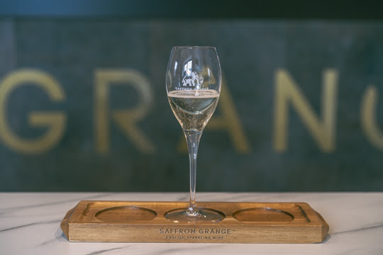 Dégustation de. vin pétillant anglais avec oenologue français