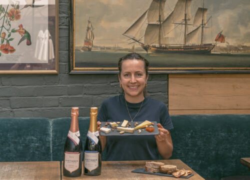 Lucy fromagère organisant en français des dégustations de fromages anglais