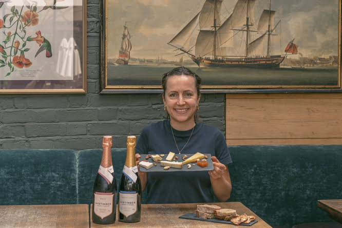 Lucy fromagère organisant en français des dégustations de fromages anglais