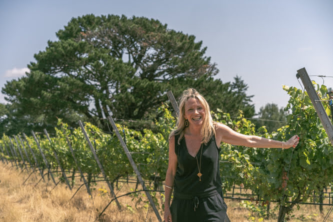 Marie guide francophone qui assure des visites guidées dans le vignoble de Stopham en Angleterre