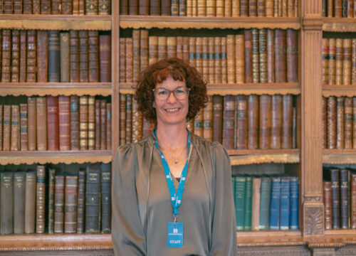 Anne-Laure guide française à Holker Hall résidence de la famille Cavendish dans le comté de Cumbria en Angleterre