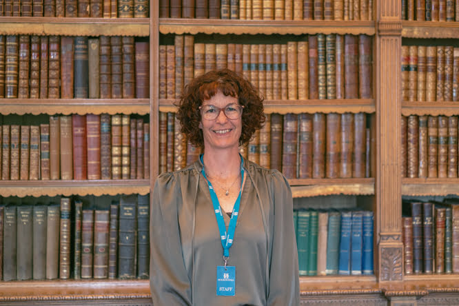 Anne-Laure guide française à Holker Hall résidence de la famille Cavendish dans le comté de Cumbria en Angleterre